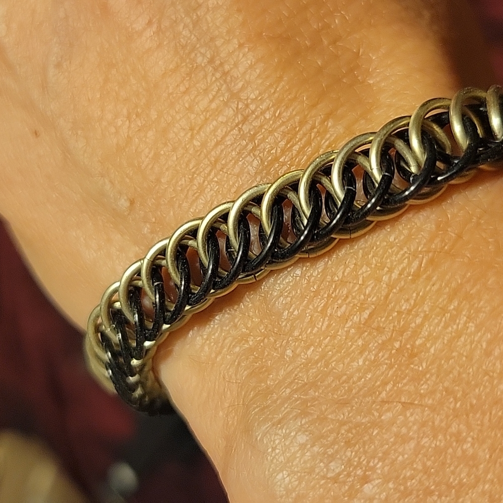 Handmade chainmail bracelet black and silver